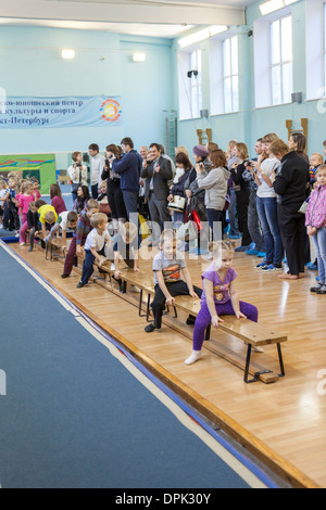 Russische Sportschule für Kinder, Gymnastik. Offene Lektion für Eltern beobachten Stockfoto