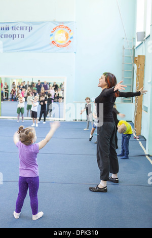 Russische Sportschule für Kinder, Gymnastik. Offene Lektion für Eltern beobachten Stockfoto