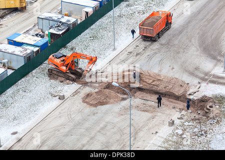 Arbeiten Sie mit der Überarbeitung der Heizung auf der anderen Straßenseite. Russland Stockfoto