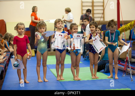 Verleihung des Kinder-Gewinner des Wettbewerbs in der Gymnastik für Mädchen vier bis fünf Jahre, St. Petersburg, Russland Stockfoto