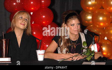 30. August 2006 - New York, New York, USA - K49457AR. STACY "FERGIE" FERGUSON URTEILT, dass der COLDSTONE CREAMERY es Wettbewerb bei MADAME Tussauds NEW YORK New York 30.08.2006 AUFRÜTTELN. ANDREA RENAULT - 2006. (Kredit-Bild: © Globe Photos/ZUMAPRESS.com) Stockfoto