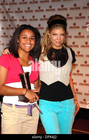 30. August 2006 - New York, New York, USA - K49457AR. STACY "FERGIE" FERGUSON URTEILT, dass der COLDSTONE CREAMERY es Wettbewerb bei MADAME Tussauds NEW YORK New York 30.08.2006 AUFRÜTTELN. ANDREA RENAULT - 2006. (Kredit-Bild: © Globe Photos/ZUMAPRESS.com) Stockfoto