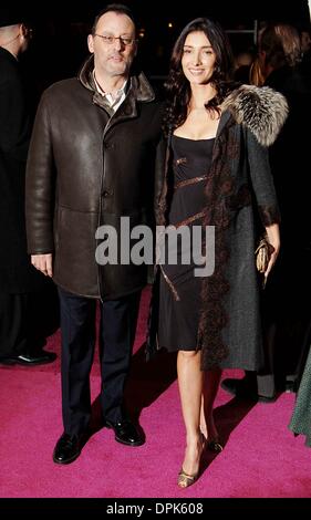 7. Februar 2006 - New York, NEW YORK - Premieren der rosarote PANTHER S im ZIEGFELD THEATRE IN New York City ON Februar 6,2006... ANDREA RENAULT JEAN RENO. K46649AR. (Kredit-Bild: © Globe Photos/ZUMAPRESS.com) Stockfoto