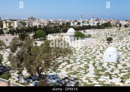 Städtischen muslimischer Friedhof liegt in der Nähe des Mausoleums namens Habib Bourguiba in Stadt Zentrum von Monastir, Tunesien Stockfoto