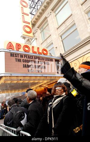 28. Dezember 2006 - New York, New York, USA - K51183AR. TRIBUT UND PUBLIC-VIEWING VON JAMES BROWN. Das APOLLO THEATER, NEW YORK New Yorker 28.12.2006. ANDREA RENAULT-(Kredit-Bild: © Globe Photos/ZUMAPRESS.com) Stockfoto