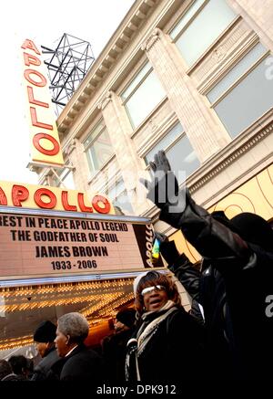 28. Dezember 2006 - New York, New York, USA - K51183AR. TRIBUT UND PUBLIC-VIEWING VON JAMES BROWN. Das APOLLO THEATER, NEW YORK New Yorker 28.12.2006. ANDREA RENAULT-(Kredit-Bild: © Globe Photos/ZUMAPRESS.com) Stockfoto