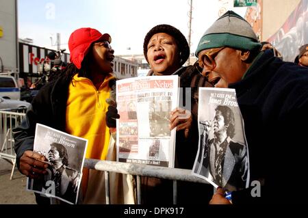 28. Dezember 2006 - New York, New York, USA - K51183AR. TRIBUT UND PUBLIC-VIEWING VON JAMES BROWN. Das APOLLO THEATER, NEW YORK New Yorker 28.12.2006. ANDREA RENAULT-(Kredit-Bild: © Globe Photos/ZUMAPRESS.com) Stockfoto