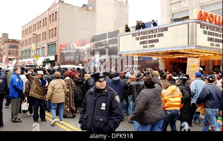 28. Dezember 2006 - New York, New York, USA - K51183AR. TRIBUT UND PUBLIC-VIEWING VON JAMES BROWN. Das APOLLO THEATER, NEW YORK New Yorker 28.12.2006. ANDREA RENAULT-(Kredit-Bild: © Globe Photos/ZUMAPRESS.com) Stockfoto