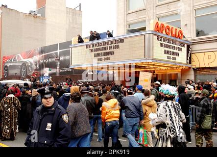 28. Dezember 2006 - New York, New York, USA - K51183AR. TRIBUT UND PUBLIC-VIEWING VON JAMES BROWN. Das APOLLO THEATER, NEW YORK New Yorker 28.12.2006. ANDREA RENAULT-(Kredit-Bild: © Globe Photos/ZUMAPRESS.com) Stockfoto