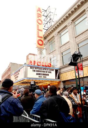 28. Dezember 2006 - New York, New York, USA - K51183AR. TRIBUT UND PUBLIC-VIEWING VON JAMES BROWN. Das APOLLO THEATER, NEW YORK New Yorker 28.12.2006. ANDREA RENAULT-(Kredit-Bild: © Globe Photos/ZUMAPRESS.com) Stockfoto