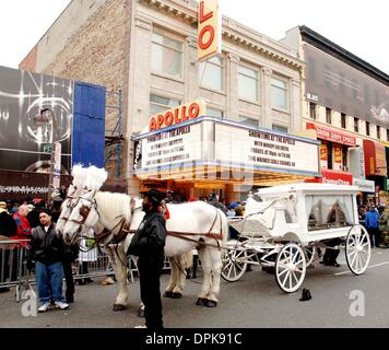 28. Dezember 2006 - New York, New York, USA - K51183AR. TRIBUT UND PUBLIC-VIEWING VON JAMES BROWN. Das APOLLO THEATER, NEW YORK New Yorker 28.12.2006. ANDREA RENAULT-(Kredit-Bild: © Globe Photos/ZUMAPRESS.com) Stockfoto