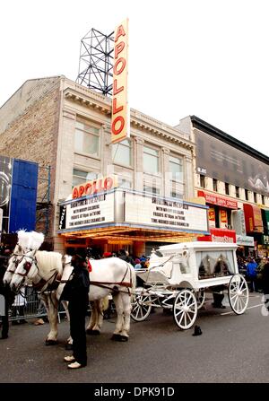 28. Dezember 2006 - New York, New York, USA - K51183AR. TRIBUT UND PUBLIC-VIEWING VON JAMES BROWN. Das APOLLO THEATER, NEW YORK New Yorker 28.12.2006. ANDREA RENAULT-(Kredit-Bild: © Globe Photos/ZUMAPRESS.com) Stockfoto