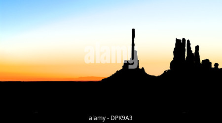 Sonnenaufgang über dem Totem Pole Monument Valley Navajo Tribal Park Utah USA Stockfoto