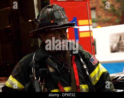 11. Oktober 2006 - New York, New York, USA - Flugzeug stürzt in einem Mehrfamilienhaus an der 72nd Street und York Avenue in Manhattan am 11. Oktober 2006... Andrea Renault K50193AR (Kredit-Bild: © Globe Photos/ZUMAPRESS.com) Stockfoto