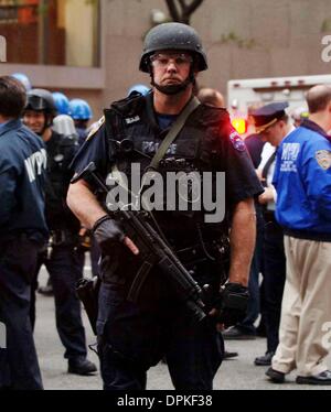 11. Oktober 2006 - New York, New York, USA - Flugzeug stürzt in einem Mehrfamilienhaus an der 72nd Street und York Avenue in Manhattan am 11. Oktober 2006... Andrea Renault K50193AR (Kredit-Bild: © Globe Photos/ZUMAPRESS.com) Stockfoto