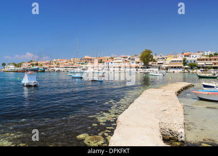 Schön am Meer Stadt von Perdika auf Aegina Insel im Saronischen Golf, Griechenland Stockfoto