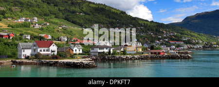 Stadt Leikanger und die Berge rund um den Sognefjord, Sogn Og Fjordane Region von Norwegen, Skandinavien Stockfoto