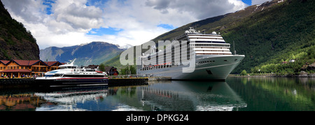 Kreuzfahrtschiff MSC Orchestra, Hafen von der Stadt von Flam, Aurlandsfjorden Fjord, Norwegen, Skandinavien, Europa. Stockfoto