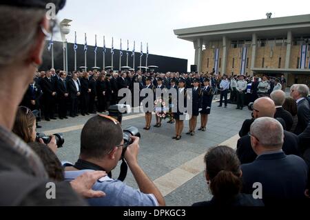 Jerusalem, Israel. 13. Januar 2014. Frauen in Uniform tragen Trauerkränze, wie sie vor dem Sarg des ehemaligen israelischen Ministerpräsidenten Ariel Scharon, während am Staatsbegräbnis in Jerusalem, Israel, 13. Januar 2014 marschieren. Foto: Daniel Naupold/Dpa/Alamy Live News Stockfoto