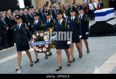 Jerusalem, Israel. 13. Januar 2014. Frauen in Uniform tragen Trauerkränze, wie sie vor dem Sarg des ehemaligen israelischen Ministerpräsidenten Ariel Scharon, während am Staatsbegräbnis in Jerusalem, Israel, 13. Januar 2014 marschieren. Foto: Daniel Naupold/Dpa/Alamy Live News Stockfoto