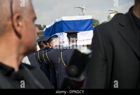 Jerusalem, Israel. 13. Januar 2014. Mitglieder der israelischen Streitkräfte tragen den Sarg des ehemaligen israelischen Ministerpräsidenten Ariel Scharon, während das Staatsbegräbnis vor der Knesset in Jerusalem, Israel, 13. Januar 2014. Foto: Daniel Naupold/Dpa/Alamy Live News Stockfoto