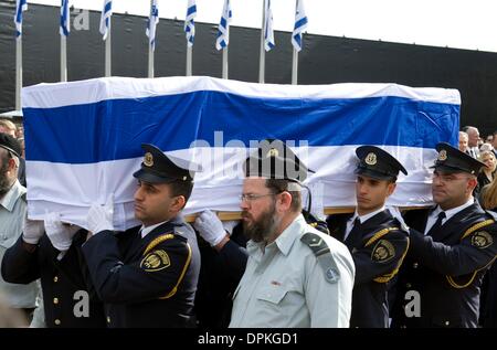 Jerusalem, Israel. 13. Januar 2014. Mitglieder der israelischen Streitkräfte tragen den Sarg des ehemaligen israelischen Premierministers Ariel Sharon, während das Staatsbegräbnis vor der Knesset in Jerusalem, Israel, 13. Januar 2014. Foto: Daniel Naupold/Dpa/Alamy Live News Stockfoto