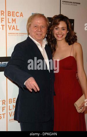 7. Mai 2006 - New York, New York, USA - K47743AR. POSEIDON-PREMIERE AUF DEM TRIBECA FILM FESTIVAL TRIBECA ARTS CENTER NEW YORK CIYT 06.05.2006. ANDREA RENAULT-2006.WOLFGANG PETERSEN mit EMMY ROSSUM (Kredit-Bild: © Globe Photos/ZUMAPRESS.com) Stockfoto