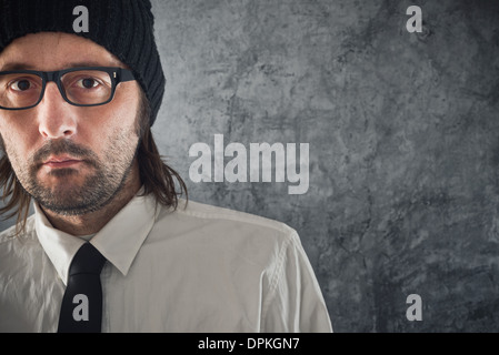 Unternehmer-Porträt mit Textfreiraum. Erwachsenen künstlerische unrasiert Geschäftsmann. Stockfoto