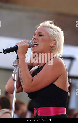 7. Juli 2006 - K48540AR. NBC HEUTE SHOW TOYOTA SOMMER-KONZERTREIHE IN DEN NBC STUDIOS IN ROKEFELLER CENTER IN NEW YORK CITY.07-07-2006.PHOOT: ANDREA RENAULT - 2006..PINK AKA ALECIA BETH MOORE. DIE KÜNSTLERIN ROSA. Rosa (Kredit-Bild: © Globe Photos/ZUMAPRESS.com) Stockfoto