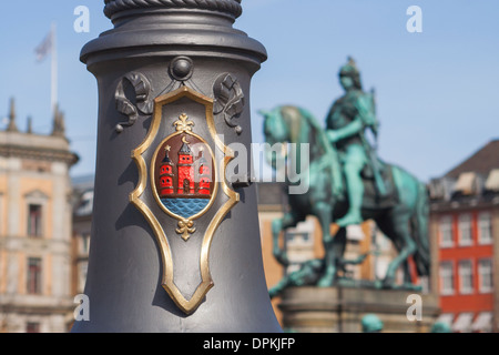 Kopenhagens Wappen auf eine Lampe und die Statue von König Christian v. am Kongens Nytorv, Kopenhagen, Dänemark Stockfoto