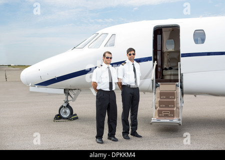 Piloten vor Privatjet Stockfoto
