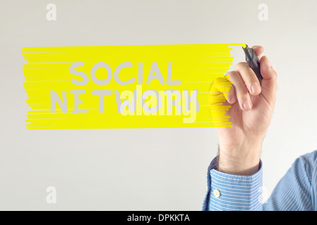 Soziale Netzwerk-Konzept. Geschäftsmann Hinweis mit Filzstift schreiben. Stockfoto