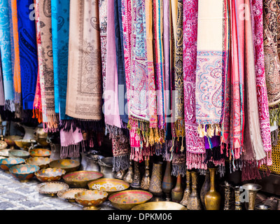 Bunte Schals und andere Souvenirs verkauft auf einem lokalen Markt in Baku, Aserbaidschan. Stockfoto