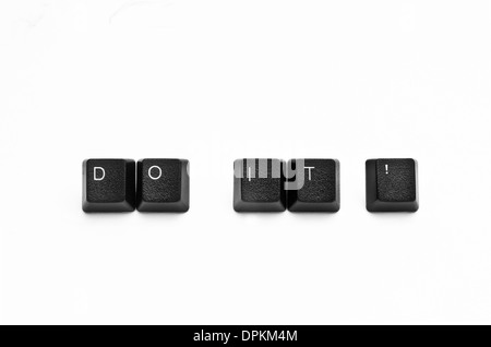 Wörter, die mit Computer-Tastatur-Tasten auf weißem Hintergrund erstellt Stockfoto