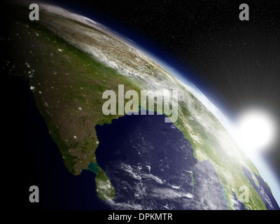 Sonnenaufgang über dem indischen Subkontinent, die aus dem Weltraum betrachtet. Hochdetaillierte Planetenoberfläche mit Wolken und Citylights. Elemente des Bildes von der NASA eingerichtet. Stockfoto