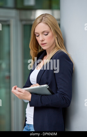 Junge Frau mit Tablet PC, Porträt Stockfoto