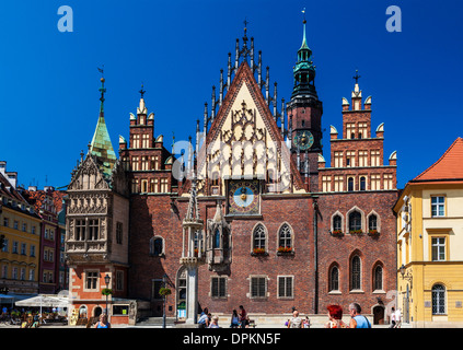 Die Ostseite des neugotischen Rathaus oder Ratusz im Breslauer Marktplatz. Stockfoto