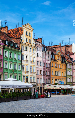 Außenrestaurant Bars und bunte mittelalterlichen Häusern in der Breslauer Altstadt Marktplatz oder Rynek. Stockfoto