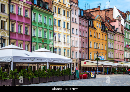 Außenrestaurant Bars und bunte mittelalterlichen Häusern in der Breslauer Altstadt Marktplatz oder Rynek. Stockfoto