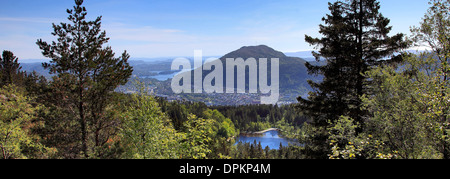 Ansicht des Blamansvatnet-Sees unter den Wald am Berg Floyen, Stadt Bergen, Hordaland, Norwegen, Skandinavien Europa Stockfoto