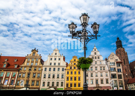 Bunte mittelalterliche Häuser in der Breslauer Altstadt Marktplatz oder Rynek mit dem Turm der St. Elisabeth Kirche. Stockfoto