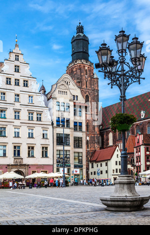 Mittelalterliche Häuser in der Breslauer Altstadt Marktplatz oder Rynek mit dem Turm der St. Elisabeth Kirche. Stockfoto