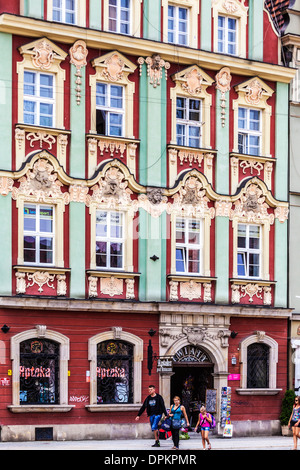 Eine kunstvolle und farbenfrohe Barockhaus Fassade in der Breslauer Altstadt Marktplatz oder Rynek. Stockfoto