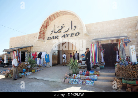 Eingang zum Ayed Dar, touristischer Punkt, der einen Panoramablick von Tamezret, ein Museum, eine Cafeteria und ein paar Souvenirläden bietet Stockfoto