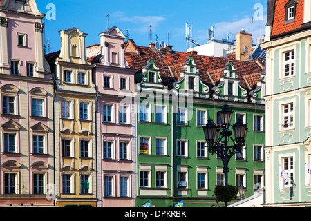 Bunte mittelalterliche Häuser in der Breslauer Altstadt Marktplatz oder Rynek. Stockfoto