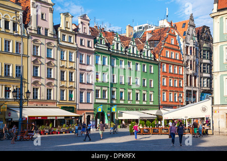 Außenrestaurant Bars und bunte mittelalterlichen Häusern in der Breslauer Altstadt Marktplatz oder Rynek. Stockfoto