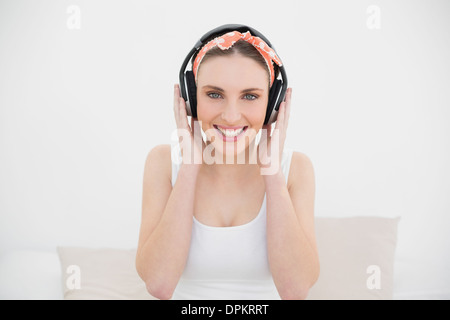 Junge Frau trägt Kopfhörer Stockfoto