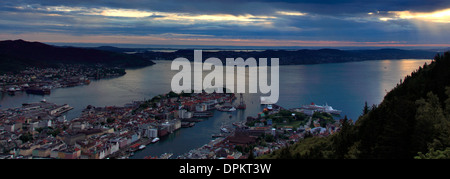 Dächer der Stadt Bergen, vom Berg Floyen, Hordaland Region, Norwegen, Skandinavien, Europa Stockfoto