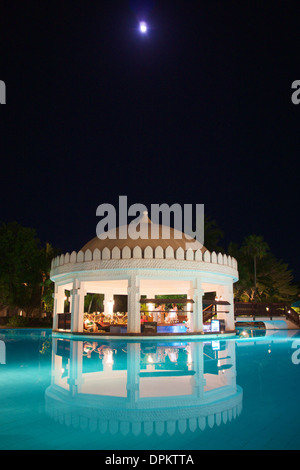 Swim-up-bar am Abend Reflceted im Pool, Southern Palms Beach Resort Diani, Kenia Stockfoto