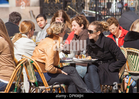 Junge Frauen genießen Mittagessen in einem belebten Straßencafé im Zentrum Stadt, Kopenhagen, Dänemark Stockfoto